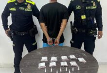 Photo of Las autoridades hallaron noventa cigarrillos de marihuana y ocho tubos de clorhidrato de cocaína.